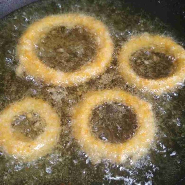 Panaskan minyak goreng hingga kuning keemasan, angkat dan tiriskan. Sajikan selagi hangat dengan cocolan mayonaise dan saus sambal.