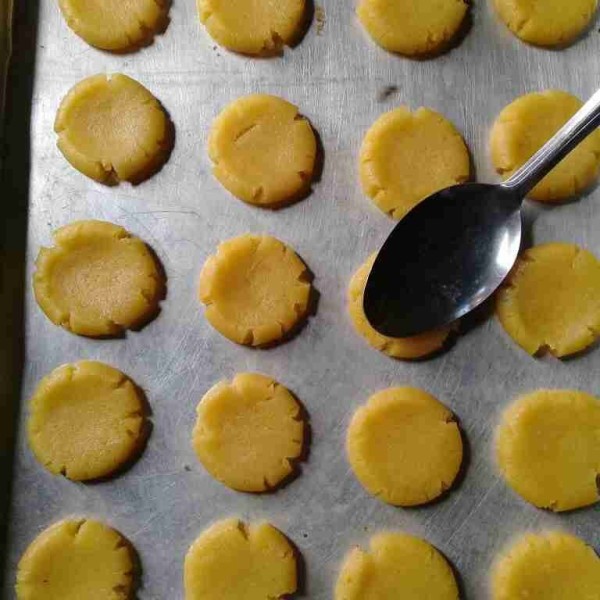 Tekan adonan menggunakan sendok sampai pipih.