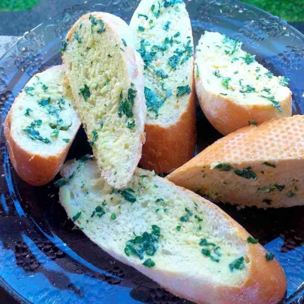 Olesi roti dengan campuran margarine pada kedua sisinya.