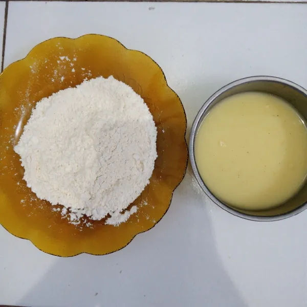 Siapkan tepung basah dan tepung kering.
