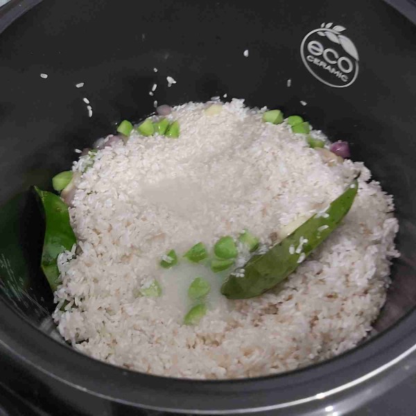 Masukkan beras yang telah dicuci bersih, kemudian aduk agar bumbu merata.