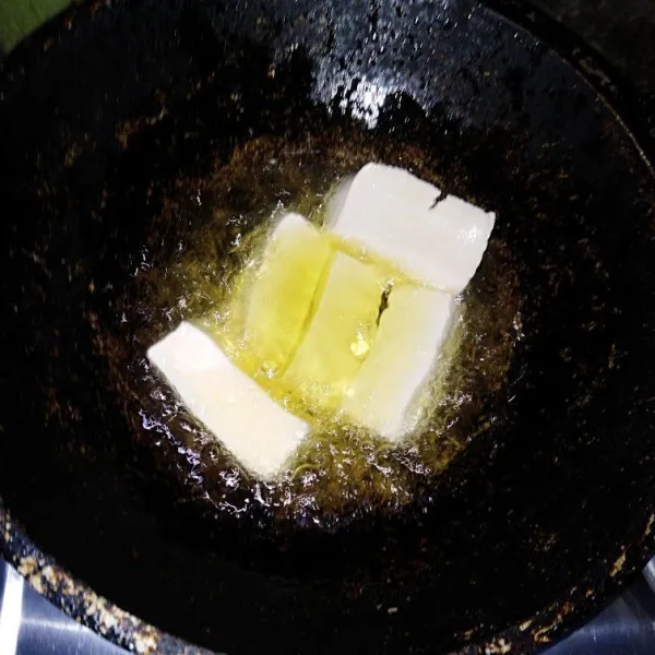 Goreng tahu setengah matang, angkat dan tiriskan lalu sisihkan.