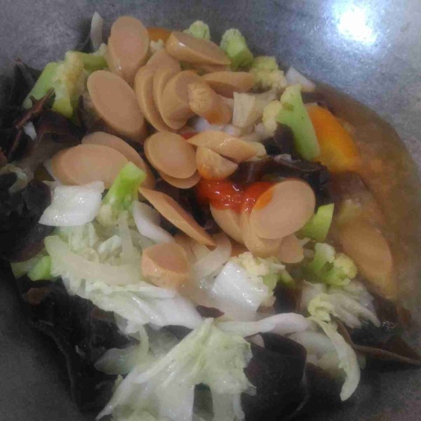 Selanjutnya masukkan sawi putih, bumbui dengan gula, garam, lada bubuk, kaldu bubuk, dan saus. Aduk rata dan jangan lupa tes rasa.