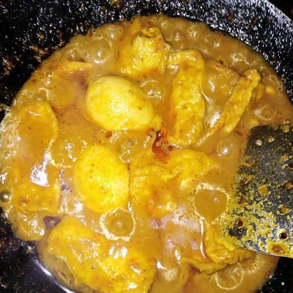 Masukkan tahu, masak hingga bumbu set. Angkat dan siap dihidangkan.