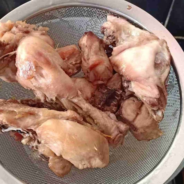 Setelah matang, goreng ayam selayang kemudian tiriskan.