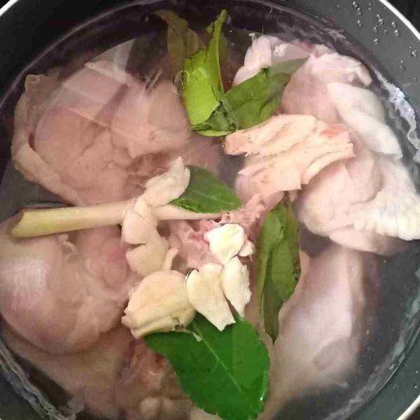 Cuci bersih ayam lalu rebus dengan bumbu rebus dan tambahkan garam, masak hingga matang.
