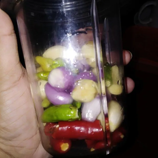 Haluskan semua bumbu bersama minyak.