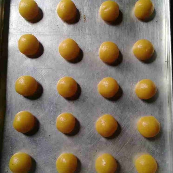 Ambil sedikit adonan bentuk bulatan, lakukan sampai selesai.