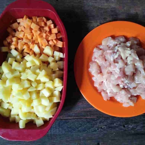 Potong dadu daging ayam lalu sisihkan kemudian kupas kentang dan wortel lalu potong-potong bentuk dadu kecil.