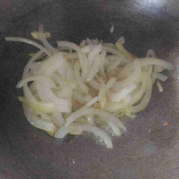Tumis bawang putih dan bawang bombay hingga harum dan matang.
