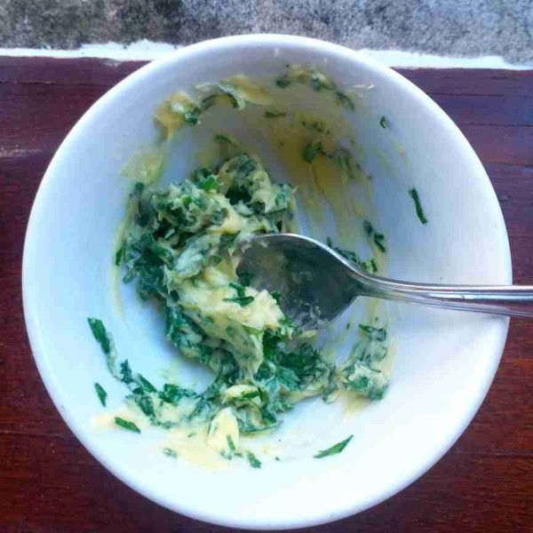 Campur margarine/butter, garlic powder, sea salt dan daun parsley/selederi cincang.