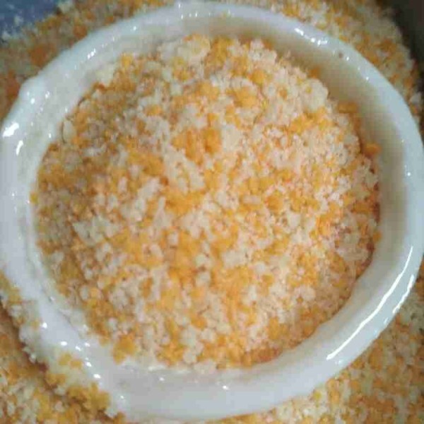 Gulingkan bawang bombay ke dalam tepung panir.