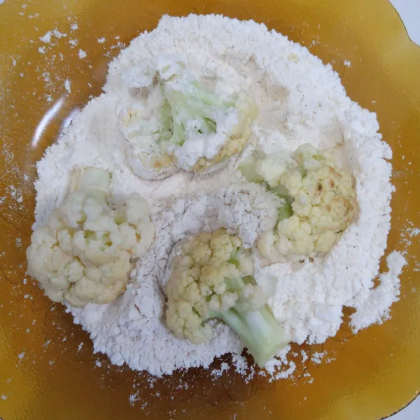 Masukkan bunga kol ke dalam tepung kering kemudian tepung basah. Masukkan lagi ke dalam tepung kering sambil dicubit-cubit.