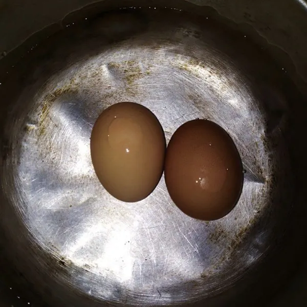 Rebus telur hingga matang lalu kupas dan sisihkan.