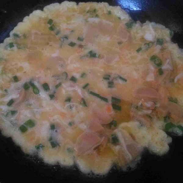 Panaskan teflon dan beri minyak secukupnya, tuang telur ke dalam teflon. Masak hingga bagian bawah matang dan kokoh. Setelah bagian bawah matang, balik adonan telur dan masak kembali hingga matang.