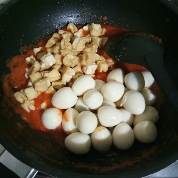 Masukkan tahu goreng dan telur puyuh dan aduk rata.