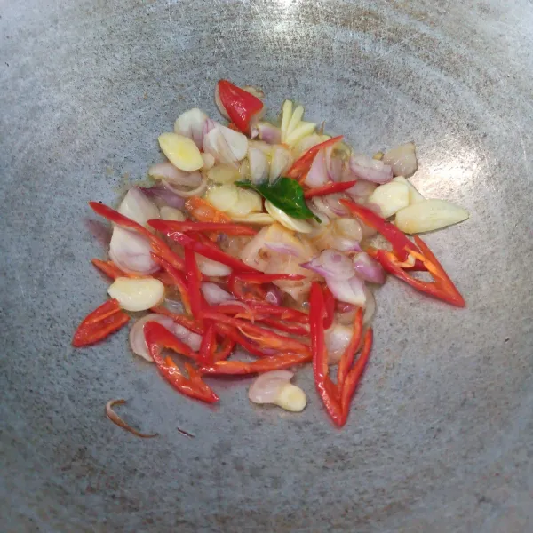 Tumis bahan bumbu sampai layu dan harum.