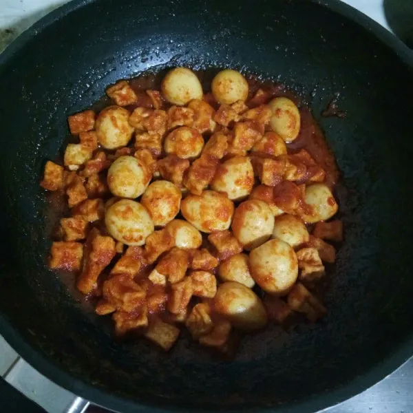 Masukkan kecap manis, aduk rata. Masak hingga bumbu meresap dan kuah menyusut. Siap disajikan.