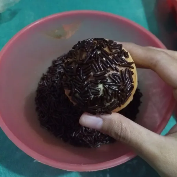 Oles donat dengan butter cream dan taburi meses coklat diatasnya.