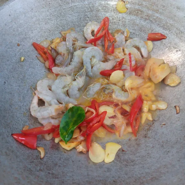 Masukkan udang lalu masak sampai udang berubah warna.