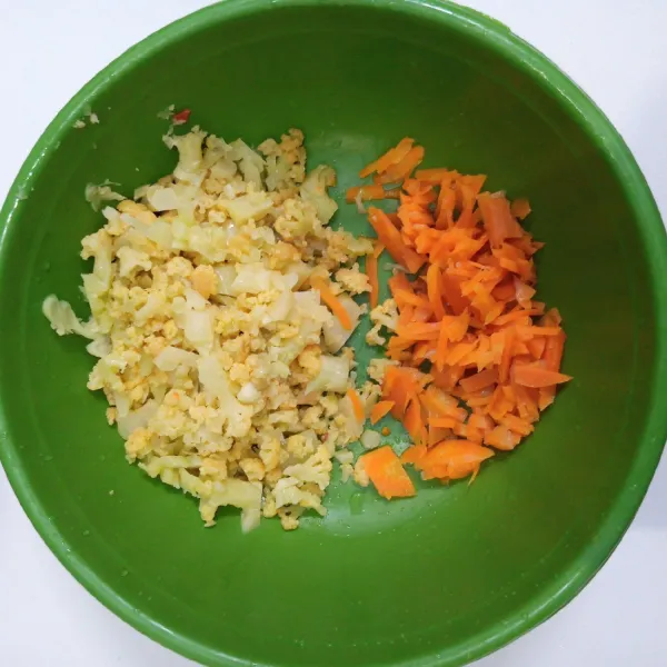 Rebus wortel dan bunga kol sampai empuk kemudian rajang kecil.