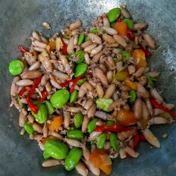 Masukkan baby cumi yang sudah dicuci bersih, aduk hingga rata. Tambahkan bumbu seperti garam, gula, dan penyedap.