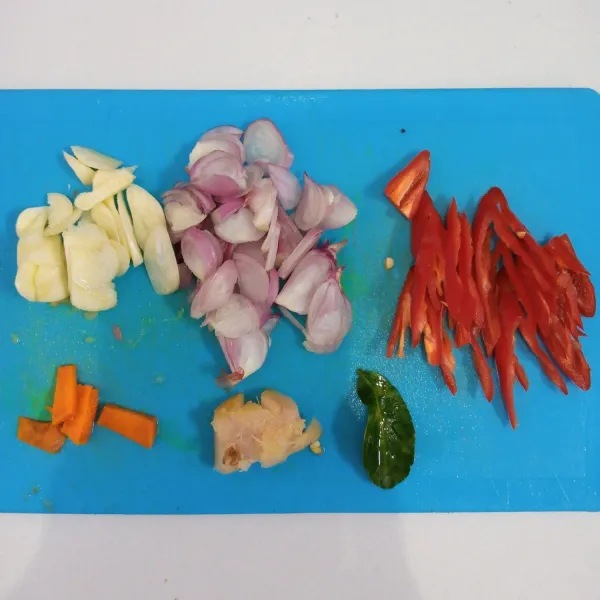 Siapkan bumbu kemudian iris-iris.