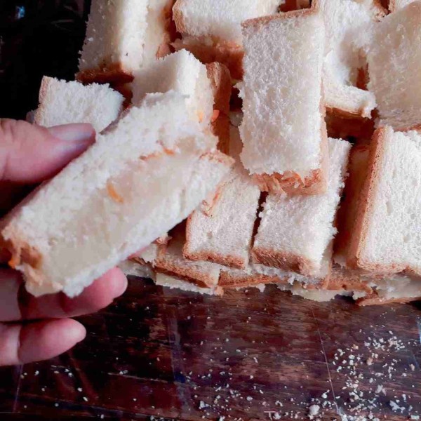 Potong-potong roti tawar menjadi 8 bagian, isi dengan vla kemudian tumpuk dengan 1 roti diatasnya.