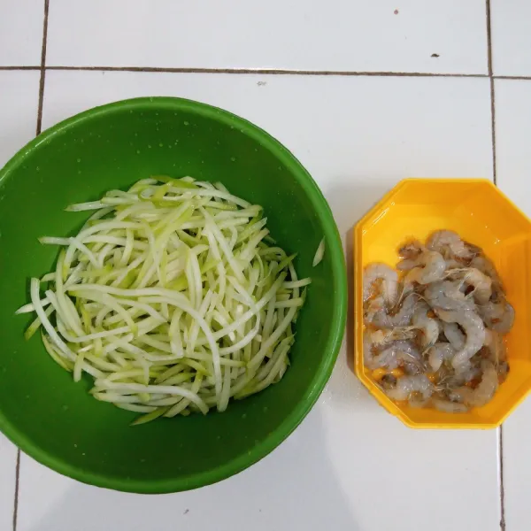 Iris labu siam dan bersihkan udang.