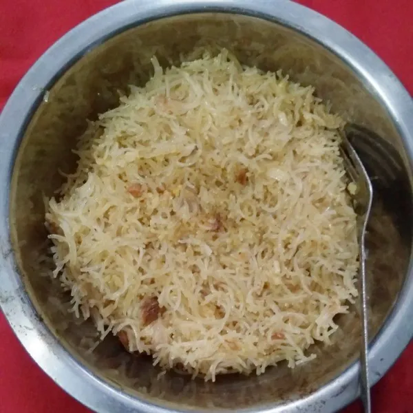 Siapkan bihun goreng sebagai isian pastel.