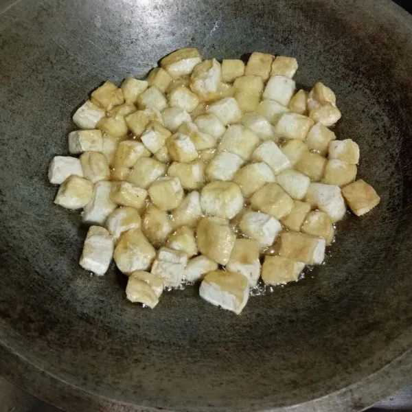 Cuci bersih tahu, potong dadu lalu goreng hingga berkulit kemudian tiriskan.