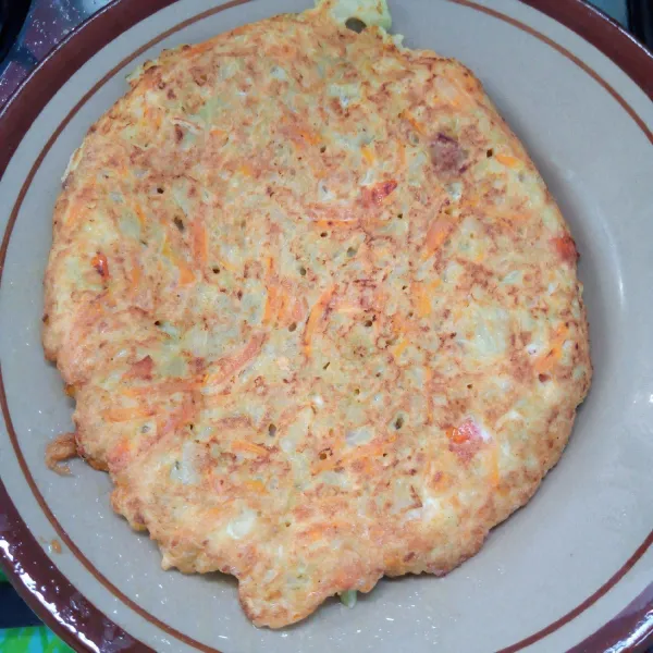 Panaskan teflon kemudian masukkan adonan. Masak sampai bawahnya matang, balik pada piring lalu goreng lagi pada teflon sampai matang.