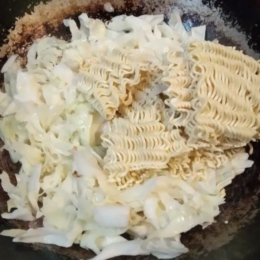 Lalu masukan mie instant.