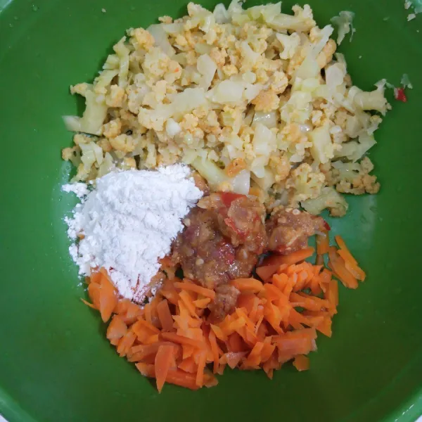 Campur bumbu, bunga kol, wortel, dan tepung terigu. Aduk sampai tercampur rata.