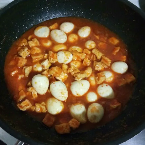 Masukkan air dan garam kemudian aduk rata kembali.