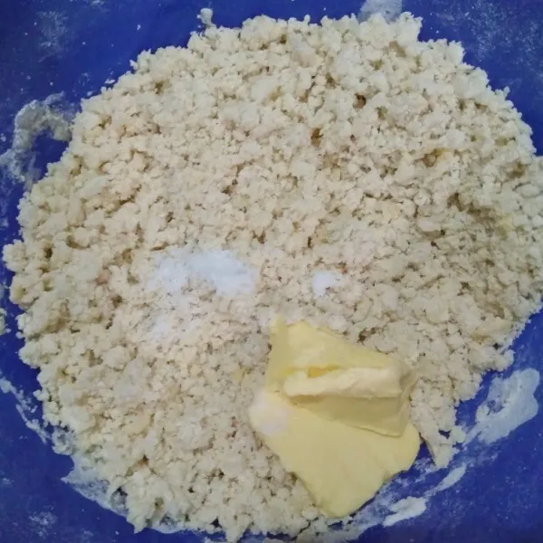 Mixer hingga tercampur rata kemudian masukkan margarin dan garam.