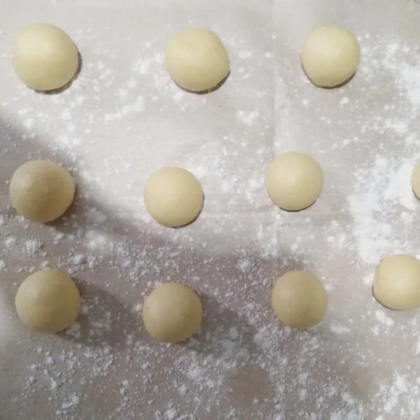 Bagi adonan masing-masing 30 gram dan istirahatkan selama 30 menit.