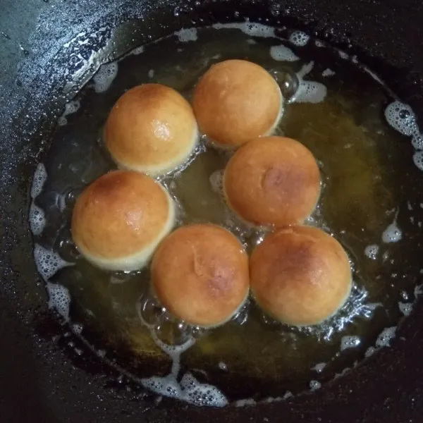Panaskan minyak goreng kemudian goreng donat hingga matang.
