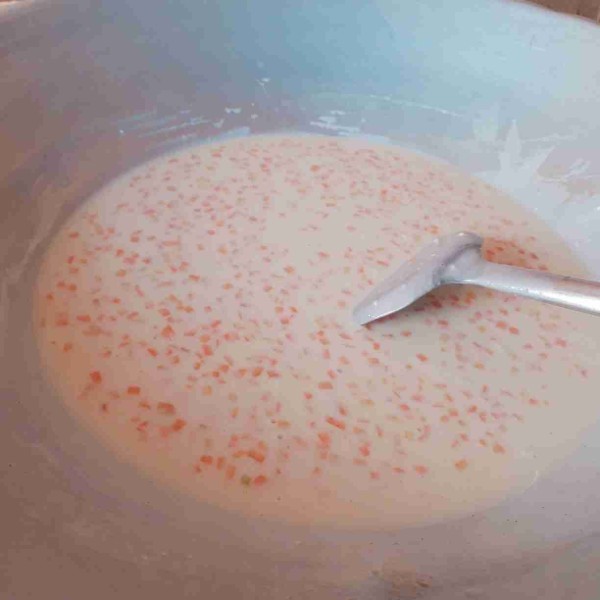 Masukkan campuran tepung terigu, susu kental manis, garam, gula, dan merica ke dalam wortel.