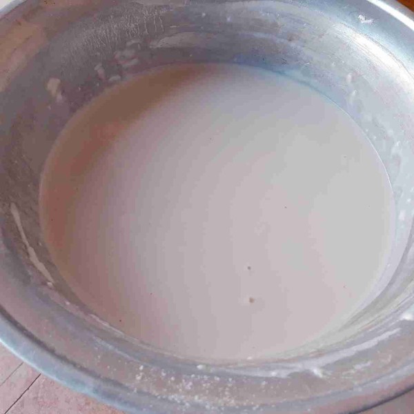 Campurkan tepung terigu dan air, aduk hingga tidak bergerindil.