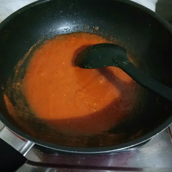 Panaskan minyak, tumis bumbu halus hingga bumbu benar-benar matang.