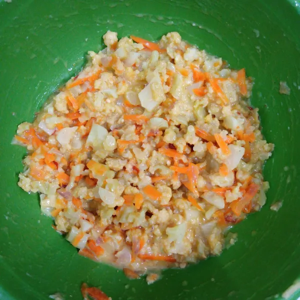 Tambahkan 1 butir telur kemudian aduk rata.