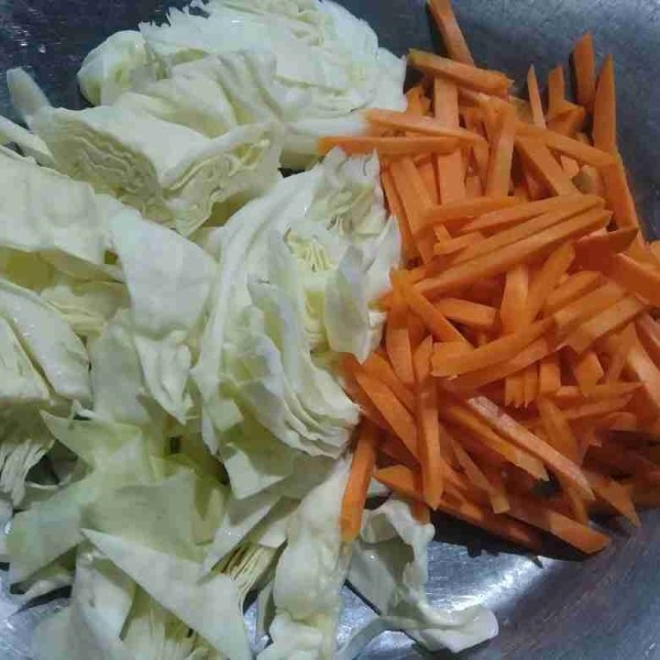Potong-potong kol dan wortel.