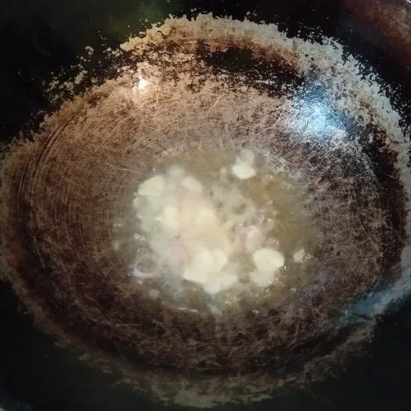 Siapkan wajan dan minyak goreng secukupnya. Lalu tumis bawang putih dan bawang merah hingga harum.
