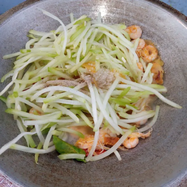 Masukkan labu siam dan air. Aduk hingga rata. Tambahkan gula, garam, dan lada bubuk. Masak sampai matang sambil diicip rasa. Angkat dan sajikan.