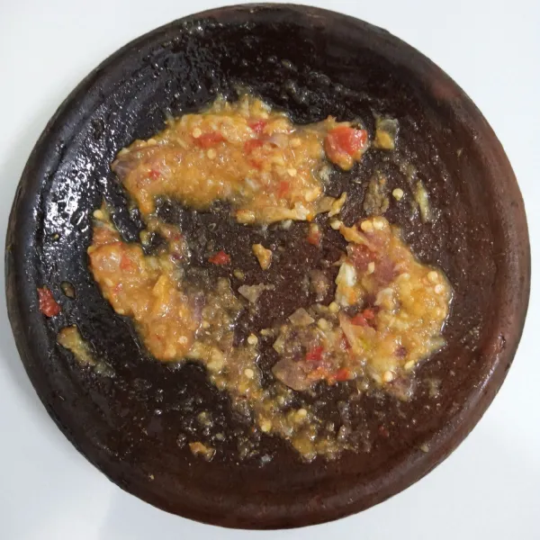 Ulek bumbu sampai halus.