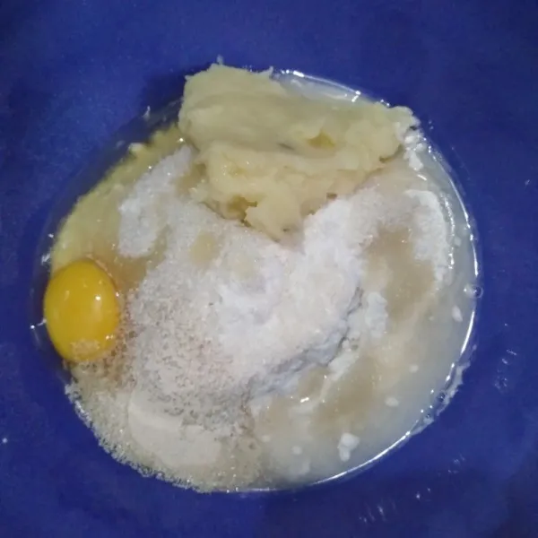 Masukkan tepung terigu, gula pasir, kentang rebus, ragi instan, telur, dan air dingin ke dalam wadah.