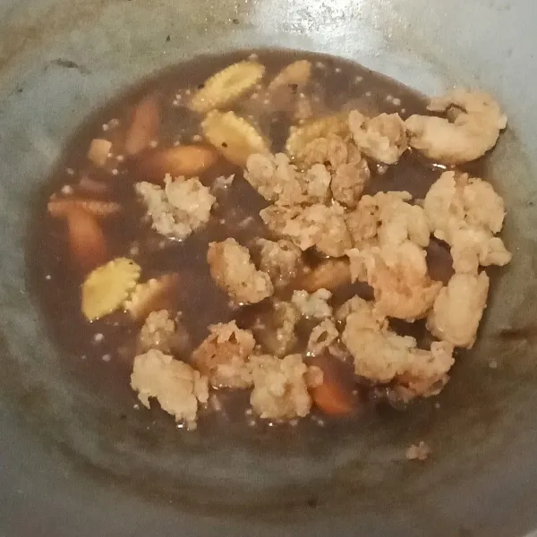 Masukkan udang goreng tadi, aduk hingga rata. Sajikan saat matang.