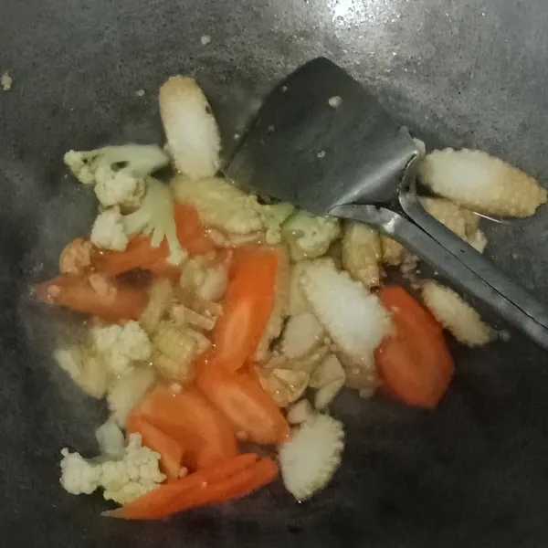 Masukkan sayuran lalu tambahkan sedikit air, masak sampai air menyusut.