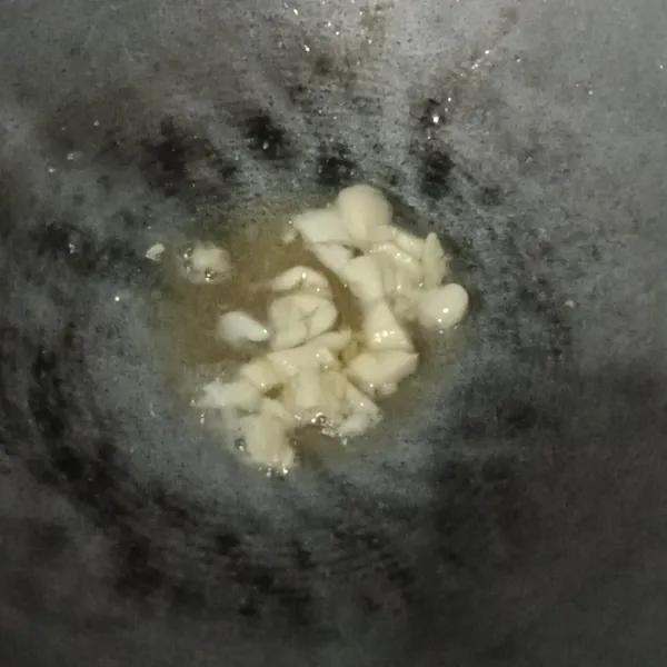 Panaskan minyak, tumis bawang putih sampai harum.